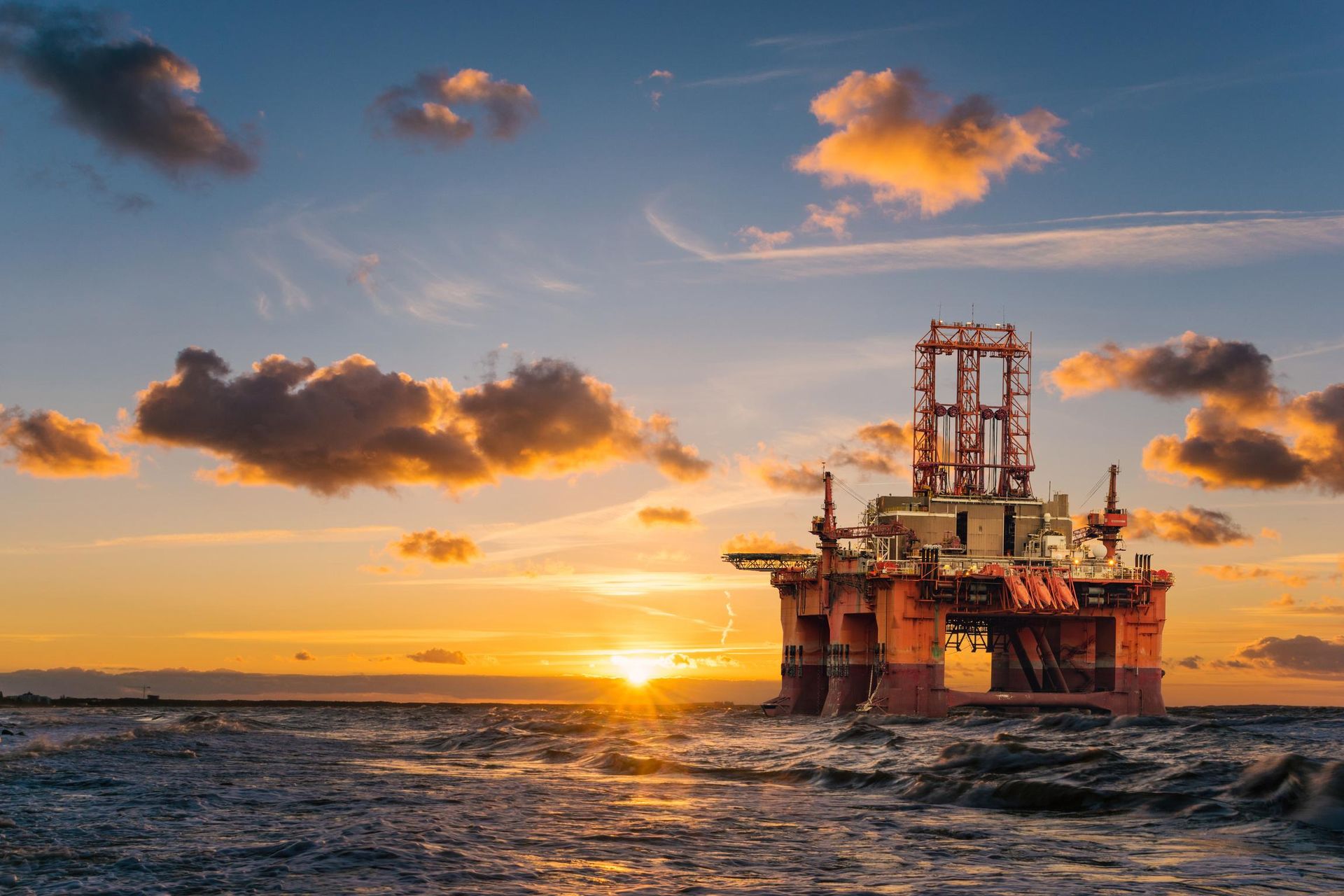 Plataforma offshore ao pôr do sol